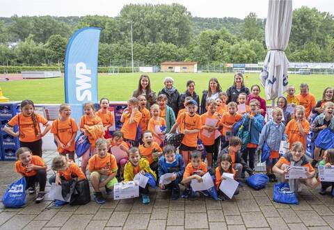Stolz präsentieren einige der Kinder ihre Urkunden, mit ihnen freuen sich (hinten von links) Sandra Baar vom Badischen Leichtathletikverband sowie Nieferns Übungsleiterinnen Claudia Kraftzik, Melanie Gräßle, Daniela Kohl und Alicia Meißner.