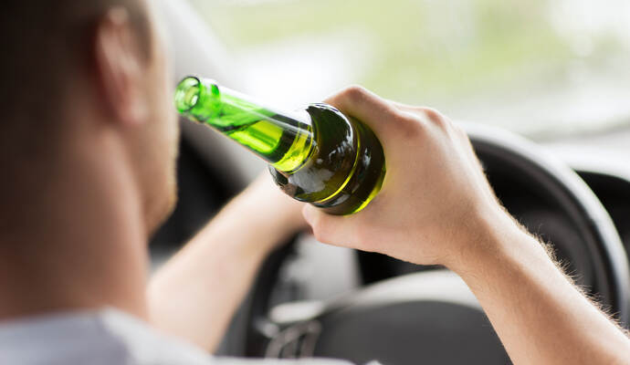 Die Polizei stoppte die beiden betrunkenen Autofahrer. Die Polizei stoppte die beiden betrunkenen Autofahrer.