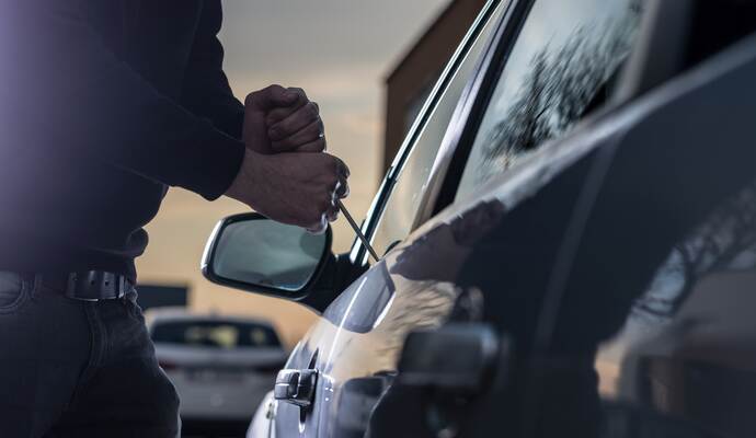 In Niefern wurde ein Audi-A3-Cabriolet gestohlen. Auto thief in black balaclava trying to break into car