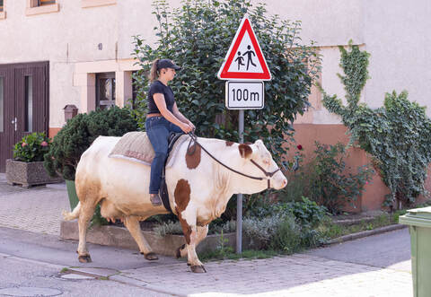 Quer durch den Ort unterwegs: Sonja Keller auf ihrer Kuh Melina.