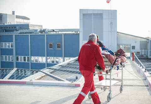 Die verletzte Autofahrerin wurde mit einem Rettungshubschrauber in eine Klinik gebracht.