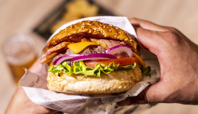 Offenbar war die Wartezeit auf sein Essen zu lang, weshalb ein Unbekannter einen 20-Jährigen in Niefern verletzte. Offenbar war die Wartezeit auf sein Essen zu lang, weshalb ein Unbekannter einen 20-Jährigen in Niefern verletzte.