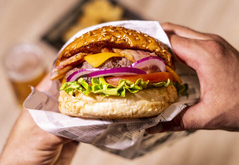 Offenbar war die Wartezeit auf sein Essen zu lang, weshalb ein Unbekannter einen 20-Jährigen in Niefern verletzte.