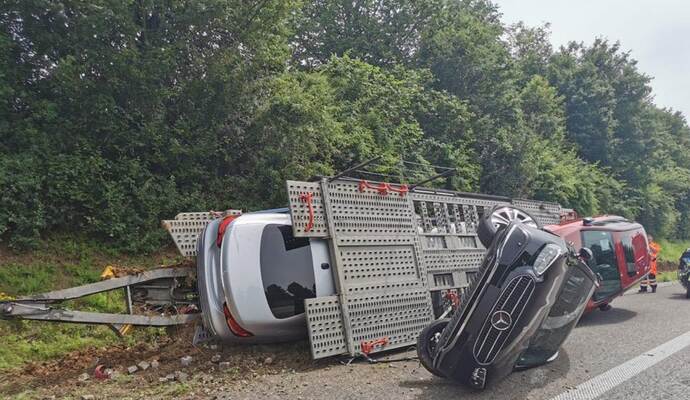 Mehrere Fahrzeuge wurden bei dem Unfall beschädigt. Mehrere Fahrzeuge wurden bei dem Unfall beschädigt.