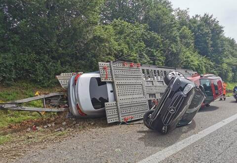 Mehrere Fahrzeuge wurden bei dem Unfall beschädigt.