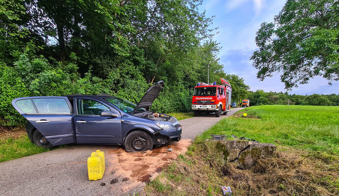 Warum die Autofahrerin gegen den Betonblock gefahren ist, ist derzeit noch nicht bekannt. Warum die Autofahrerin gegen den Betonblock gefahren ist, ist derzeit noch nicht bekannt.