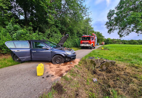 Warum die Autofahrerin gegen den Betonblock gefahren ist, ist derzeit noch nicht bekannt.