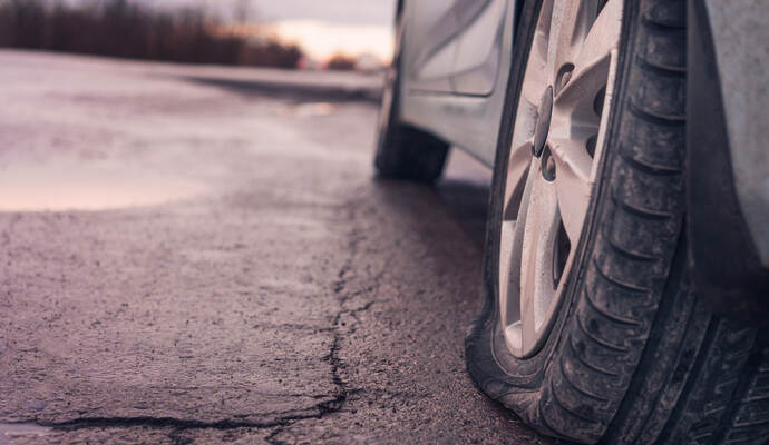 In Bad Wildbad machten sich Unbekannte an Autoreifen (Symbolbild) zu schaffen. Flat tyre on road. Car tire leak because of nail pounding. Toned