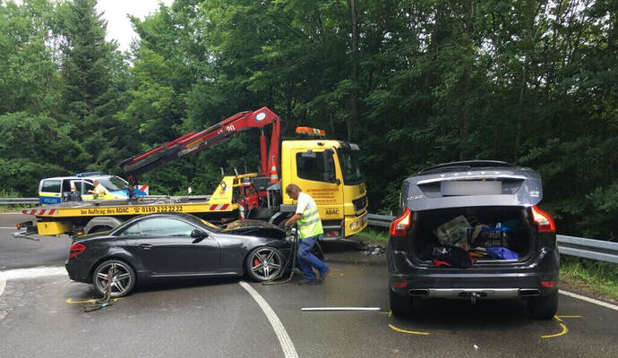 Zwei Personen wurden bei dem Zusammenstoß verletzt. Zwei Personen wurden bei dem Zusammenstoß verletzt.