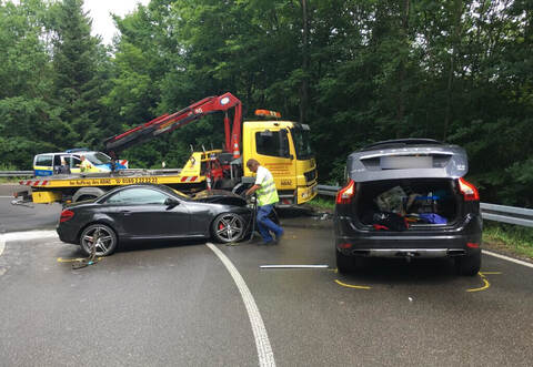 Zwei Personen wurden bei dem Zusammenstoß verletzt.