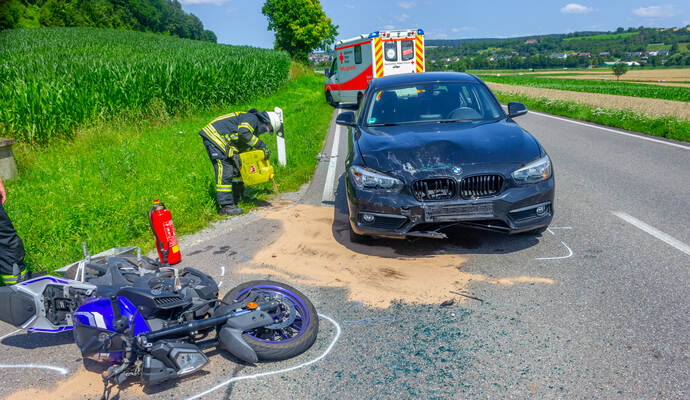 Der Motorradfahrer wurde schwer, aber nicht lebensgefährlich verletzt.