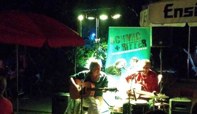 Ein stimmungsvoller Abend soll es werden, wenn Axel Schmid und Jochen Ritter im Hof der Weinstube Altes Rathaus in Knittlingen-Kleinvillars Rock- und Pop-Klassiker spielen.