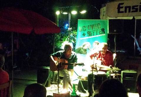 Ein stimmungsvoller Abend soll es werden, wenn Axel Schmid und Jochen Ritter im Hof der Weinstube Altes Rathaus in Knittlingen-Kleinvillars Rock- und Pop-Klassiker spielen.