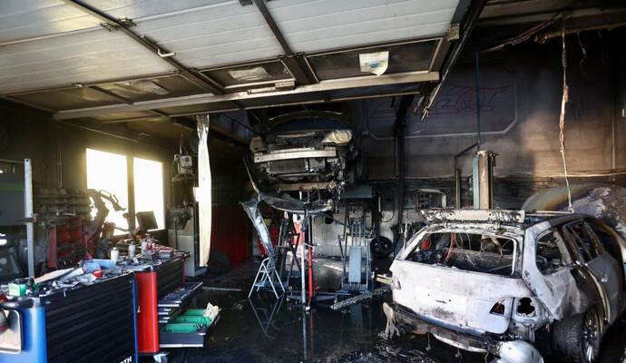 Ausgebrannt: Ein 5er-BMW und ein Opel Meriva wurden am Dienstagabend Opfer der Flammen in einer Wurmberger Kfz-Werkstatt.