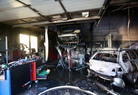 Ausgebrannt: Ein 5er-BMW und ein Opel Meriva wurden am Dienstagabend Opfer der Flammen in einer Wurmberger Kfz-Werkstatt.
