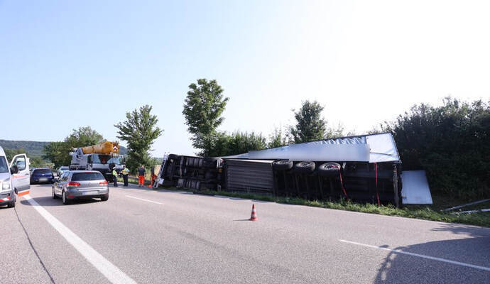 Aufwendige Bergung: Nachdem am Dienstagnachmittag ein Lastwagen umgekippt war, war die B35 erst am frühen Mittwochmorgen wieder befahrbar.