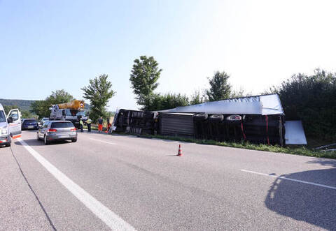 Aufwendige Bergung: Nachdem am Dienstagnachmittag ein Lastwagen umgekippt war, war die B35 erst am frühen Mittwochmorgen wieder befahrbar.