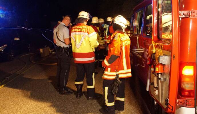 Neuenbuerg: Die Feuerwehr Neuenbuerg wurde zu einem Dachstuhlbrand alarmiert - Feuerwehr Grosseinsatz