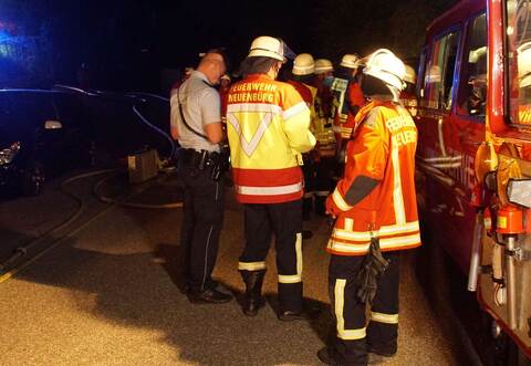 Neuenbuerg: Die Feuerwehr Neuenbuerg wurde zu einem Dachstuhlbrand alarmiert - Feuerwehr Grosseinsatz