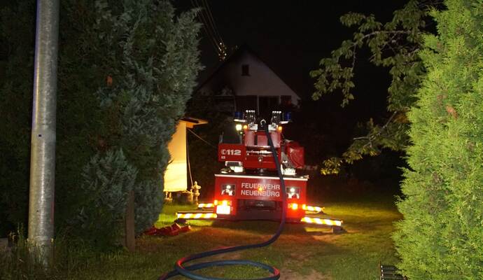 Neuenbuerg: Die Feuerwehr Neuenbuerg wurde zu einem Dachstuhlbrand alarmiert - Feuerwehr Grosseinsatz