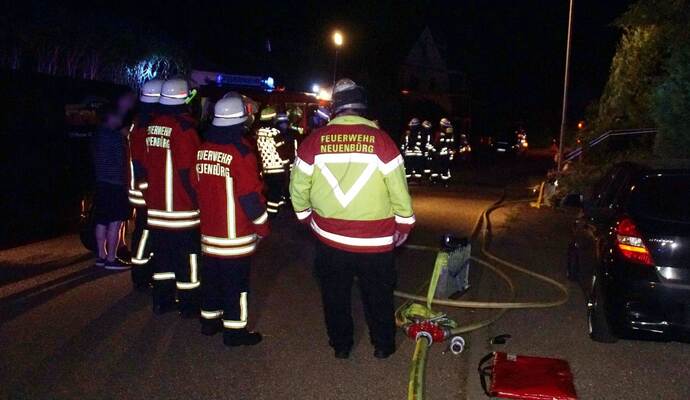 Neuenbuerg: Die Feuerwehr Neuenbuerg wurde zu einem Dachstuhlbrand alarmiert - Feuerwehr Grosseinsatz