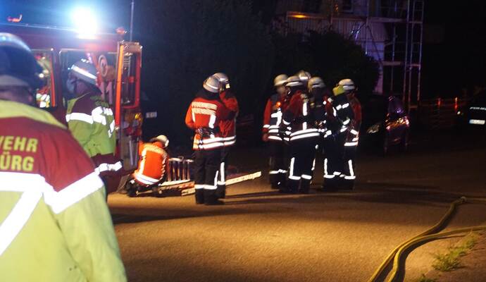 Neuenbuerg: Die Feuerwehr Neuenbuerg wurde zu einem Dachstuhlbrand alarmiert - Feuerwehr Grosseinsatz