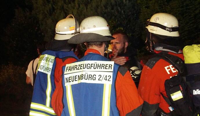 Neuenbuerg: Die Feuerwehr Neuenbuerg wurde zu einem Dachstuhlbrand alarmiert - Feuerwehr Grosseinsatz
