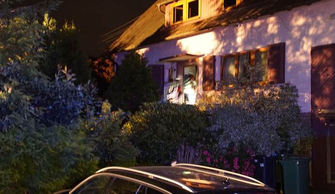 Neuenbuerg: Die Feuerwehr Neuenbuerg wurde zu einem Dachstuhlbrand alarmiert - Feuerwehr Grosseinsatz