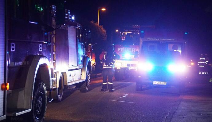 Neuenbuerg: Die Feuerwehr Neuenbuerg wurde zu einem Dachstuhlbrand alarmiert - Feuerwehr Grosseinsatz