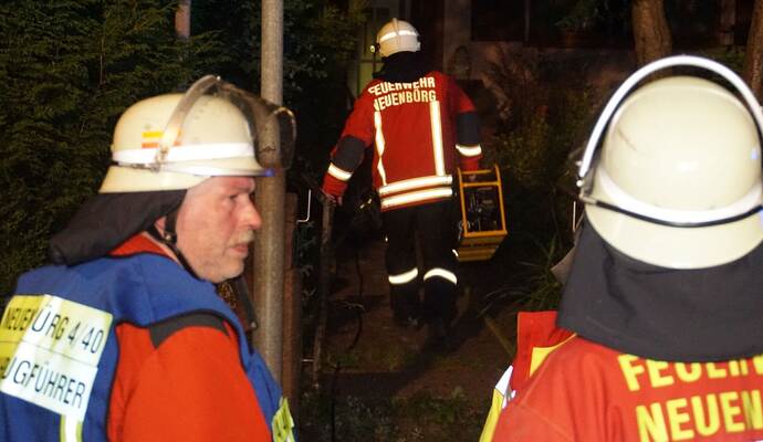 Neuenbuerg: Die Feuerwehr Neuenbuerg wurde zu einem Dachstuhlbrand alarmiert - Feuerwehr Grosseinsatz