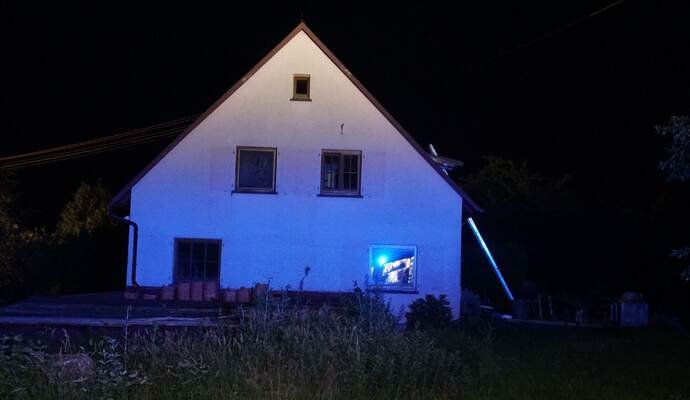 Neuenbuerg: Die Feuerwehr Neuenbuerg wurde zu einem Dachstuhlbrand alarmiert - Feuerwehr Grosseinsatz