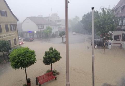 Starkregen hat am Montagnachmittag für Überflutungen im östlichen Enzkreis gesorgt. In Wiernsheim wurde das neue Rathaus teilweise überschwemmt.