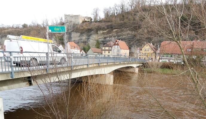 Die Verkehrsführung an der Baustelle wird ab Mittwoch, 28. Juli, in der Enzstraße umgebaut und für den Bau der neuen Herrenwaagbrücke eingerichtet.