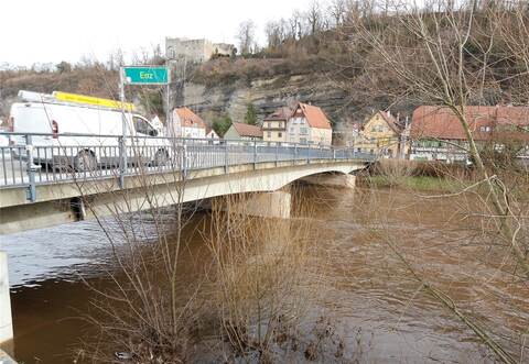 Die Verkehrsführung an der Baustelle wird ab Mittwoch, 28. Juli, in der Enzstraße umgebaut und für den Bau der neuen Herrenwaagbrücke eingerichtet.