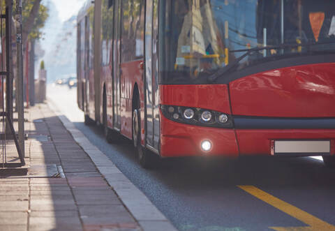 Eine Teenagerin wurde im Bus von einem Mann belästigt.