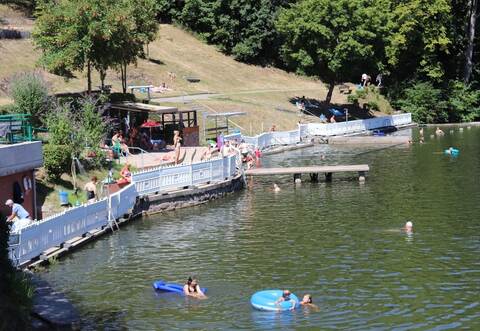 Wegen stark erhöhter Werte von Kolibakterien ("Escherichia coli") und Enterokokken ist das Baden im Maulbronner "Tiefen See" für rund eine Woche verboten.