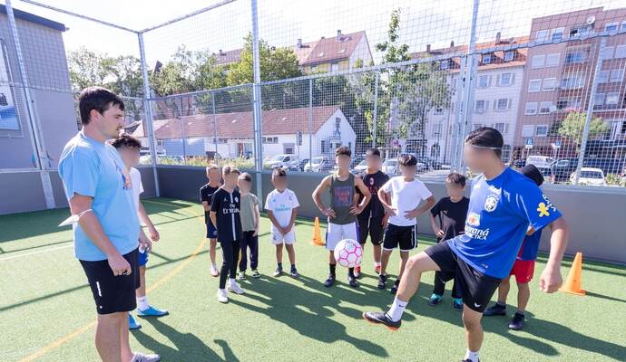 Seit Juli vergangenen Jahres kann auf dem Kleinspielfeld an der Güterstraße gebolzt werden. Das hätten sie auf dem Haidach auch gerne gehabt.