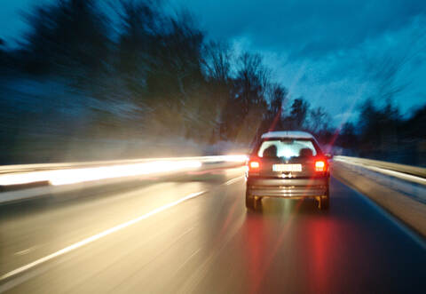 Beim Fahrer des BMW handelt es sich laut Polizei um einen Mann zwischen 40 und 50 Jahren, mit Brille und kurzen blonden oder grauen Haaren.