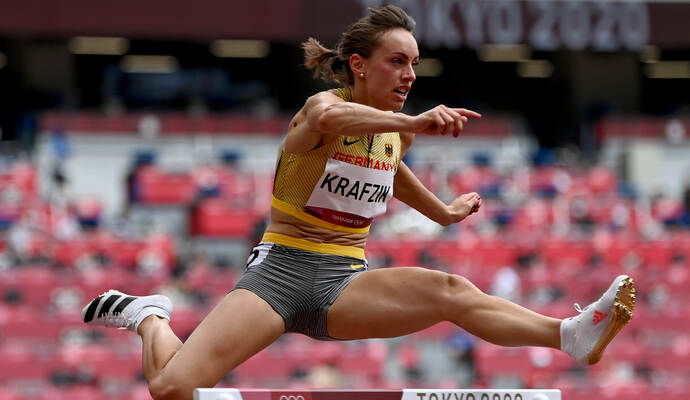 Mit persönlicher Bestzeit sicherte sich die Öschelbronner Hürdenläuferin Carolina Krafzik den Einzug ins Halbfinale des 400-Meter-Hürdenlaufs. Foto: Swen Pförtner/dpa Tokio 2020 - Leichtathletik