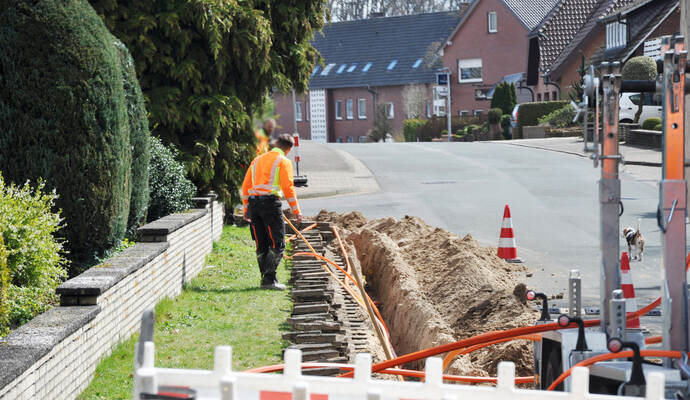 Auch in Birkenfeld wird jetzt Glasfaser verlegt. (Symbolbild) Auch in Birkenfeld wird jetzt Glasfaser verlegt. (Symbolbild)