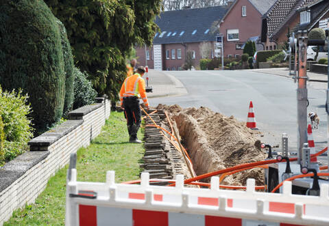 Auch in Birkenfeld wird jetzt Glasfaser verlegt. (Symbolbild)