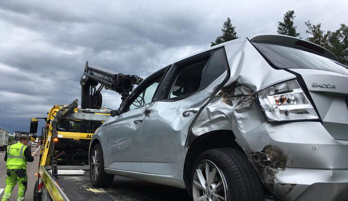 Ein Skoda und ein Ford Transit waren an dem Unfall beteiligt. Ein Skoda und ein Ford Transit waren an dem Unfall beteiligt.