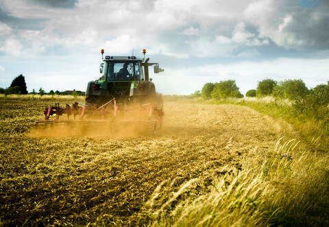 Die Polizei sucht drei ältere Damen, die zur selben Zeit mit Walking-Stöcken unterwegs waren und ebenfalls dem Traktor ausweichen mussten.