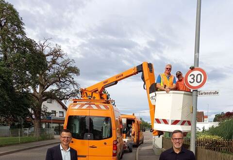 Bei der Montage der Tempo-30-Beschilderung in Friolzheim: Amtsleiter Oliver Müller (links) und Bürgermeister Michael Seiß (rechts vorne) sowie Heinrich Elwert und Bernd Schmalt (hinten von links) von der Straßenmeisterei Enzkreis im Hubsteiger.