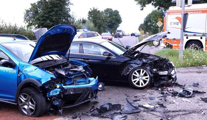 Die beiden Autos stießen frontal zusammen.
