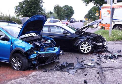 Die beiden Autos stießen frontal zusammen.