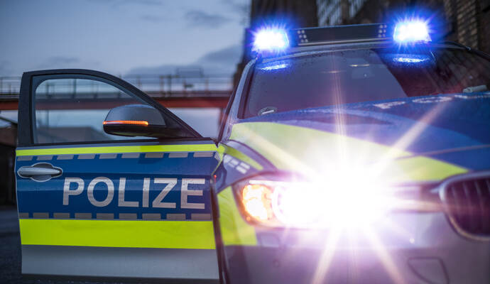Ein zirka 35 bis 40-jähriger Mann soll amDienstagabend an der Haltestelle Oberderdingen/Flehingen Bahnhof versucht haben, einem 13-Jährigen Geld abzunehmen. Ein zirka 35 bis 40-jähriger Mann soll amDienstagabend an der Haltestelle Oberderdingen/Flehingen Bahnhof versucht haben, einem 13-Jährigen Geld abzunehmen.