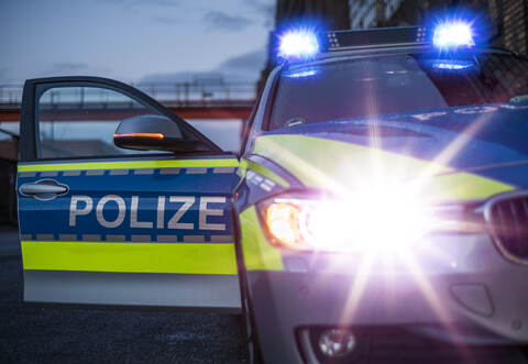 Ein zirka 35 bis 40-jähriger Mann soll amDienstagabend an der Haltestelle Oberderdingen/Flehingen Bahnhof versucht haben, einem 13-Jährigen Geld abzunehmen.