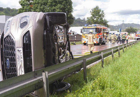Eines der Autos blieb auf der Seite liegen.