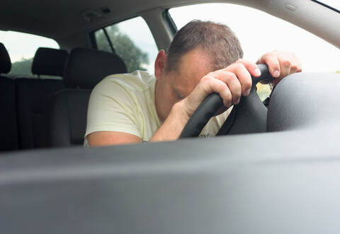 Die Polizei gibt Tipps gegen das Einnicken am Steuer.